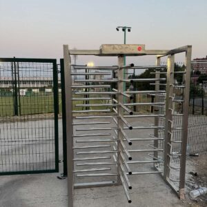Турникет тип двуметрова врата – пълноръстов турникет, монтиран на лекоатлетическа писта Стара Загора, изображение 2, производство на Iesto.