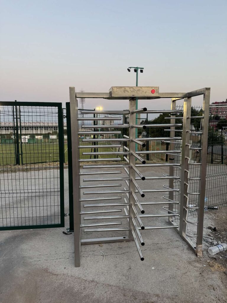 Турникет тип двуметрова врата – пълноръстов турникет, монтиран на лекоатлетическа писта Стара Загора, изображение 2, производство на Iesto.