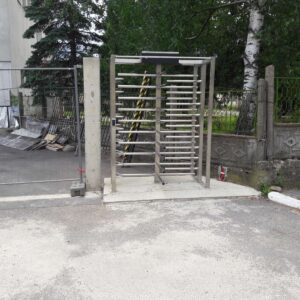 Турникет тип двуметрова врата – пълноръстов турникет, монтиран на Завод Стряма, изображение 1, производство на Iesto.